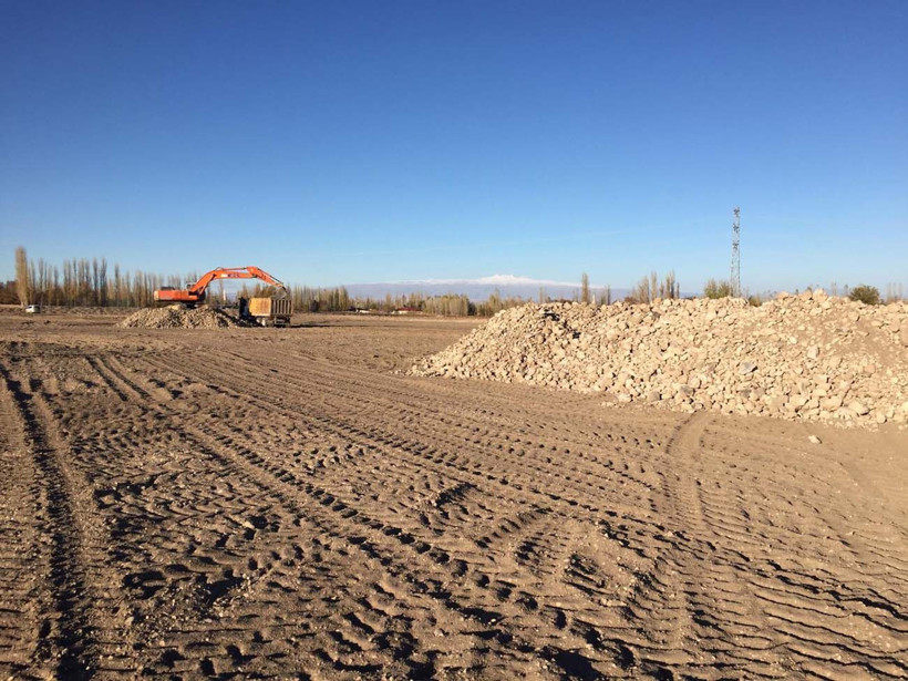 Hayvanlarına yem üretimi için kiraladığı araziden 1500 kamyon taş çıkardı, araziyi 7 yılda tarıma kazandırdı - Resim: 22