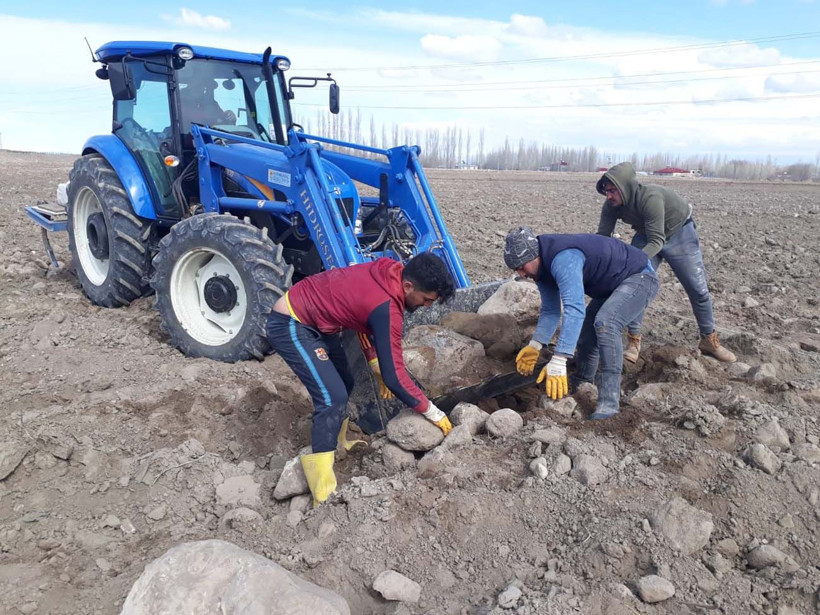 Hayvanlarına yem üretimi için kiraladığı araziden 1500 kamyon taş çıkardı, araziyi 7 yılda tarıma kazandırdı - Resim: 5