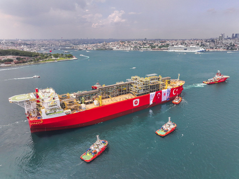 Türkiye'nin ilk Yüzer Üretim Tesisi 'Osman Gazi', İstanbul Boğazı'ndan geçti - Resim : 4