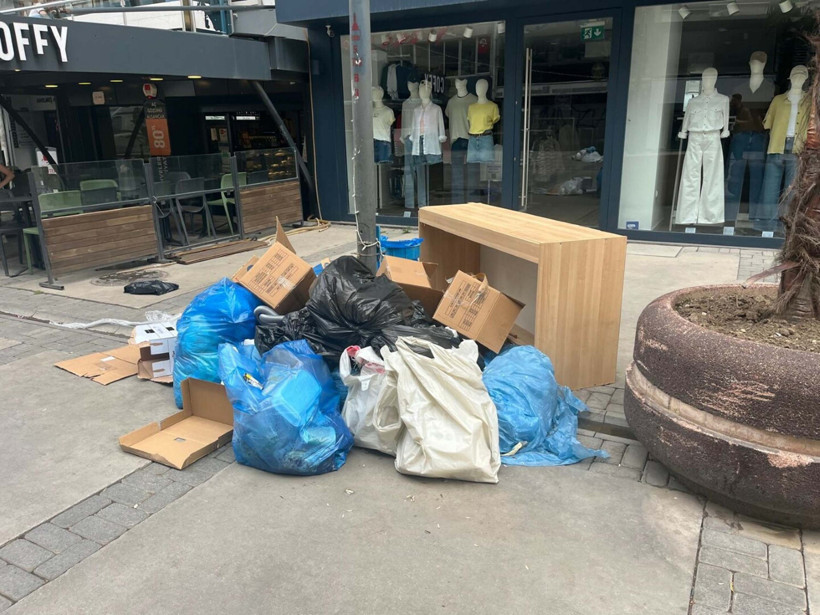 İzmir'de grevin 3'üncü gününde sokaklarda çöpler birikti - Resim : 2