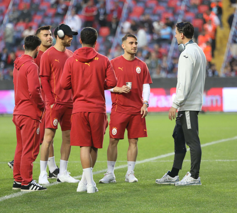 Trabzonspor ve Galatasaray oyuncuları zemini incelemeye çıktı - Resim : 1